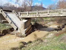 Στα δύο κόπηκε γέφυρα στον Φενεό (βίντεο)
